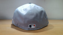 Cargar imagen en el visor de la galería, 59Fifty Chicago White Sox Satín Gris
