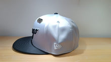 Cargar imagen en el visor de la galería, 59Fifty Chicago White Sox Satín Gris
