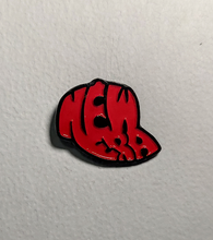 Cargar imagen en el visor de la galería, Pin New Era Logo Retro Cap Black/Red

