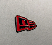Cargar imagen en el visor de la galería, Pin New Era Flag Rojo/Negro
