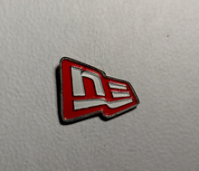 Cargar imagen en el visor de la galería, Pin New Era Flag Rojo/Blanco
