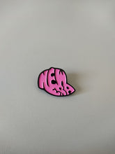 Cargar imagen en el visor de la galería, Pin New Era Logo Retro Pink
