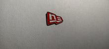 Cargar imagen en el visor de la galería, Pin New Era Flag Rojo/Blanco
